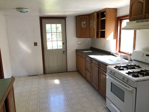 5th image of 216 W Railroad St