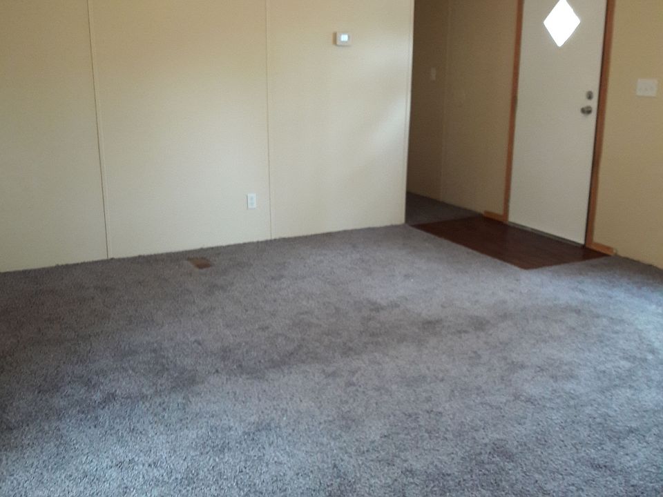 Large living room w ceiling fan