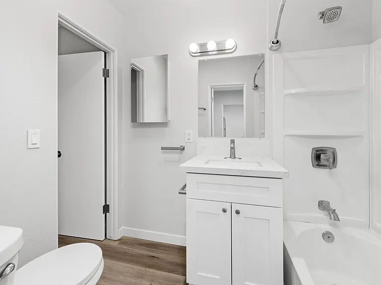 Hillcrest Great Renovated One Bedroom Apartment. — Photo 8