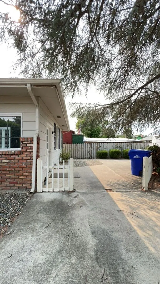 Large 4 Bedroom Orchards Home with private backyard! — Photo 4