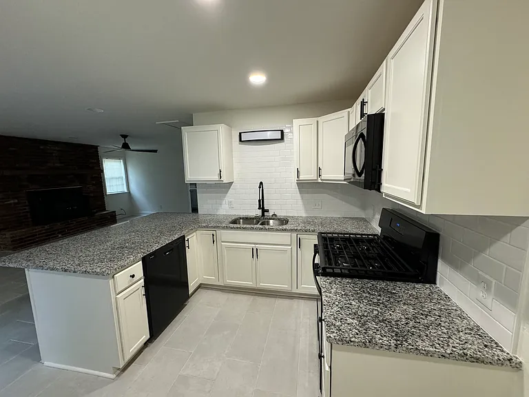 3716 W 6th St — Photo 3