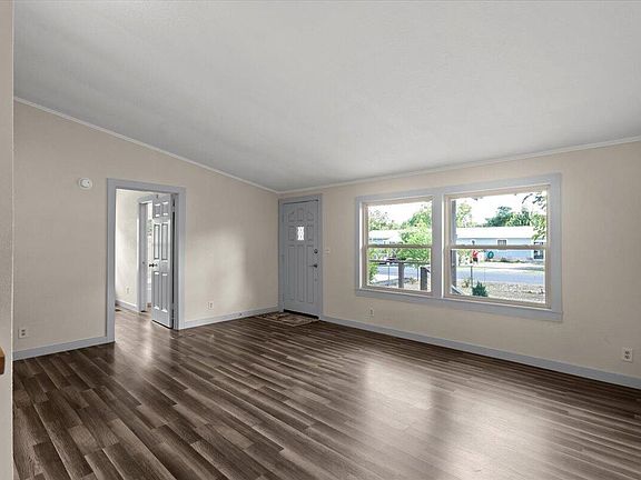 4th image of 2301 Sumac Ln