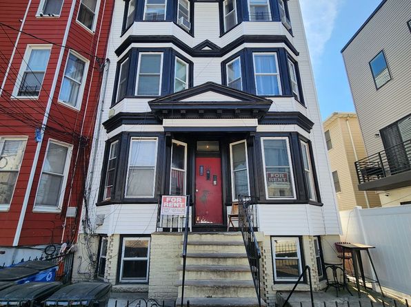 207 Bowers St #1W