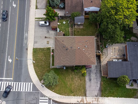 3rd image of 111 Limeridge Rd W