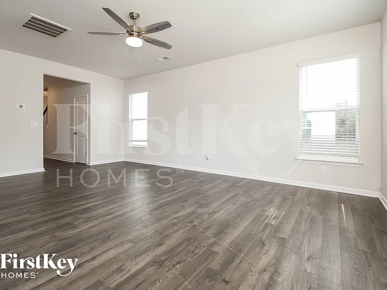 302 Ashborne Ln — Photo 2