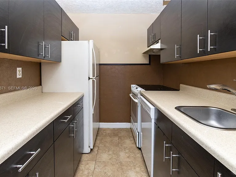 10500 SW 108th Ave #B414 — Photo 28