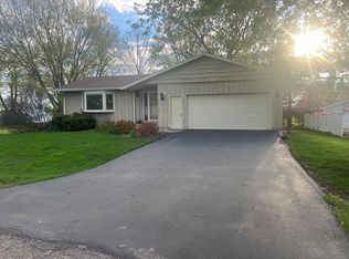 117 Wyler Dr, Dakota, IL 61018