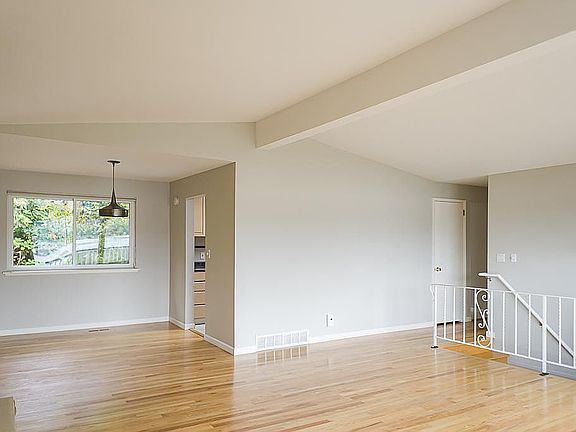5th image of 10739 Lakeside Ave NE