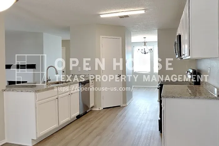1305 Highcrest Dr — Photo 5