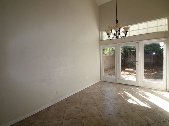 3rd image of 4805 E Paradise Ln
