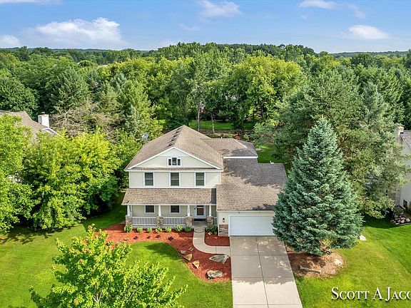 4th image of 3825 Windwood Dr NE