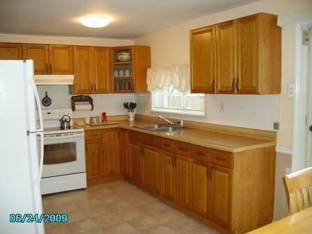 EAT IN KITCHEN OVERLOOKING BACKYARD