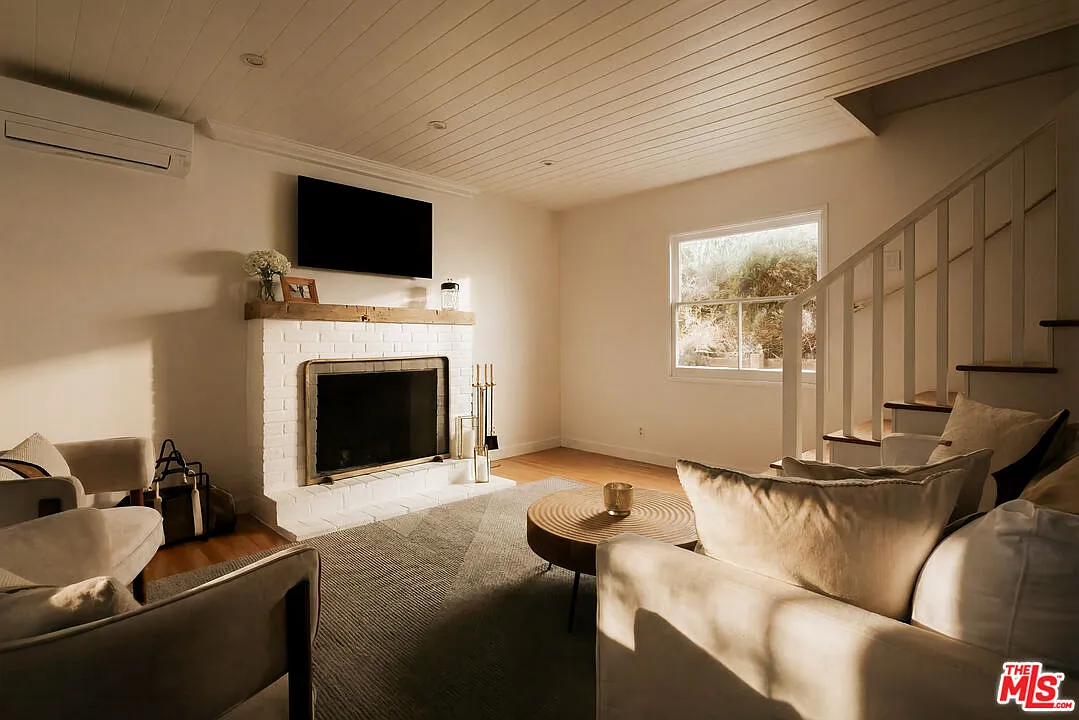 3 bed, 2.0 bath, 1305 sqft, $8,000 — Photo 4