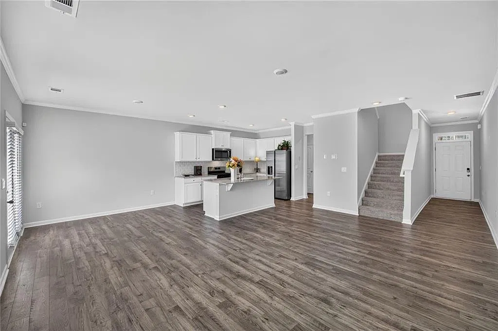 3 bed, 2.5 bath, 2303 sqft, $2,150 — Photo 3