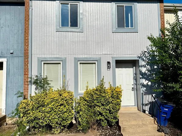 1029 Kings Ct, Herndon, VA 20170