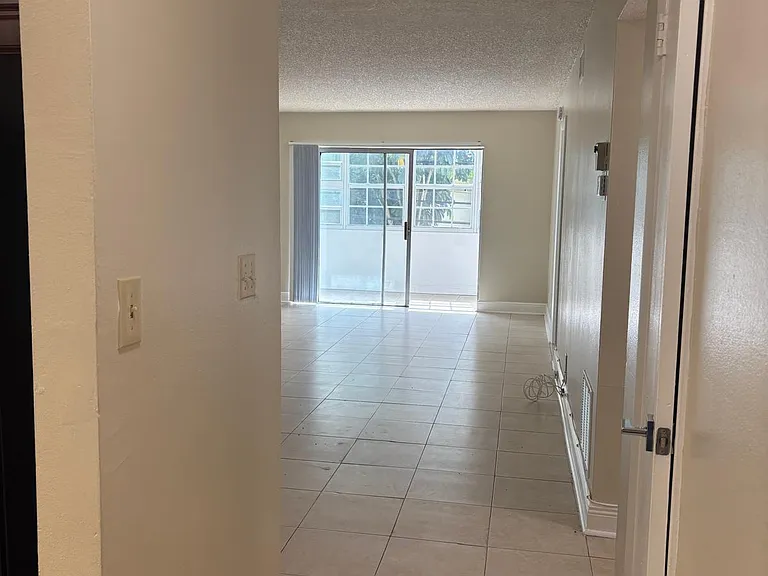 1700 NW 58th Ter #2H — Photo 5
