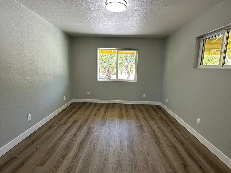 2590 N Murphy St — Photo 12