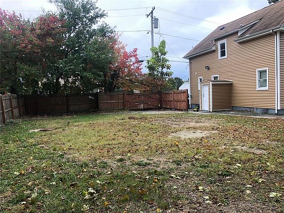 5th image of 98 Sherwood St