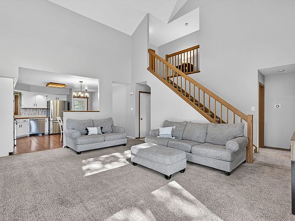 4th image of 212 Huntington Ct