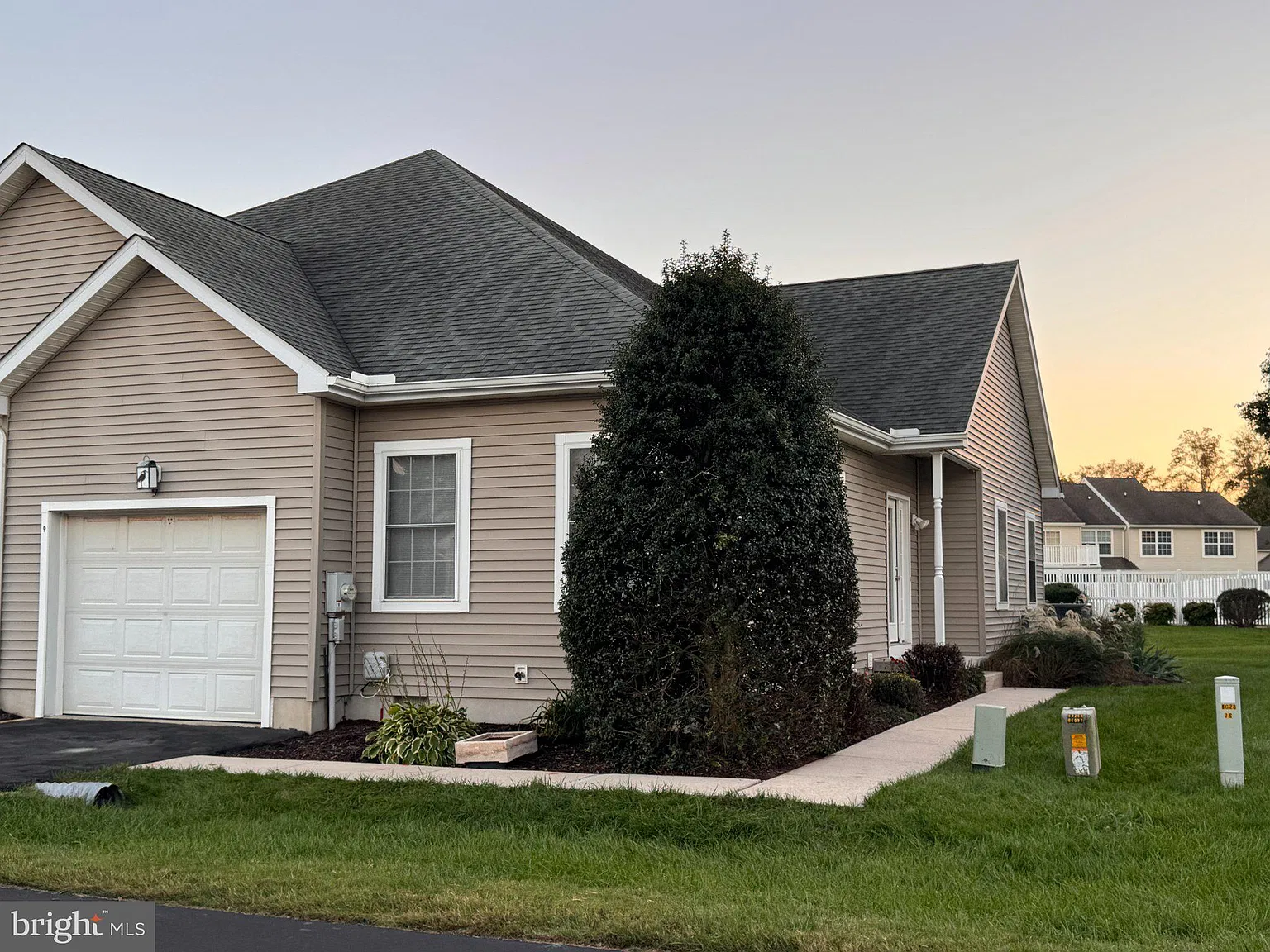 2 bed, 2.0 bath, 1122 sqft, $2,150 — Photo 2