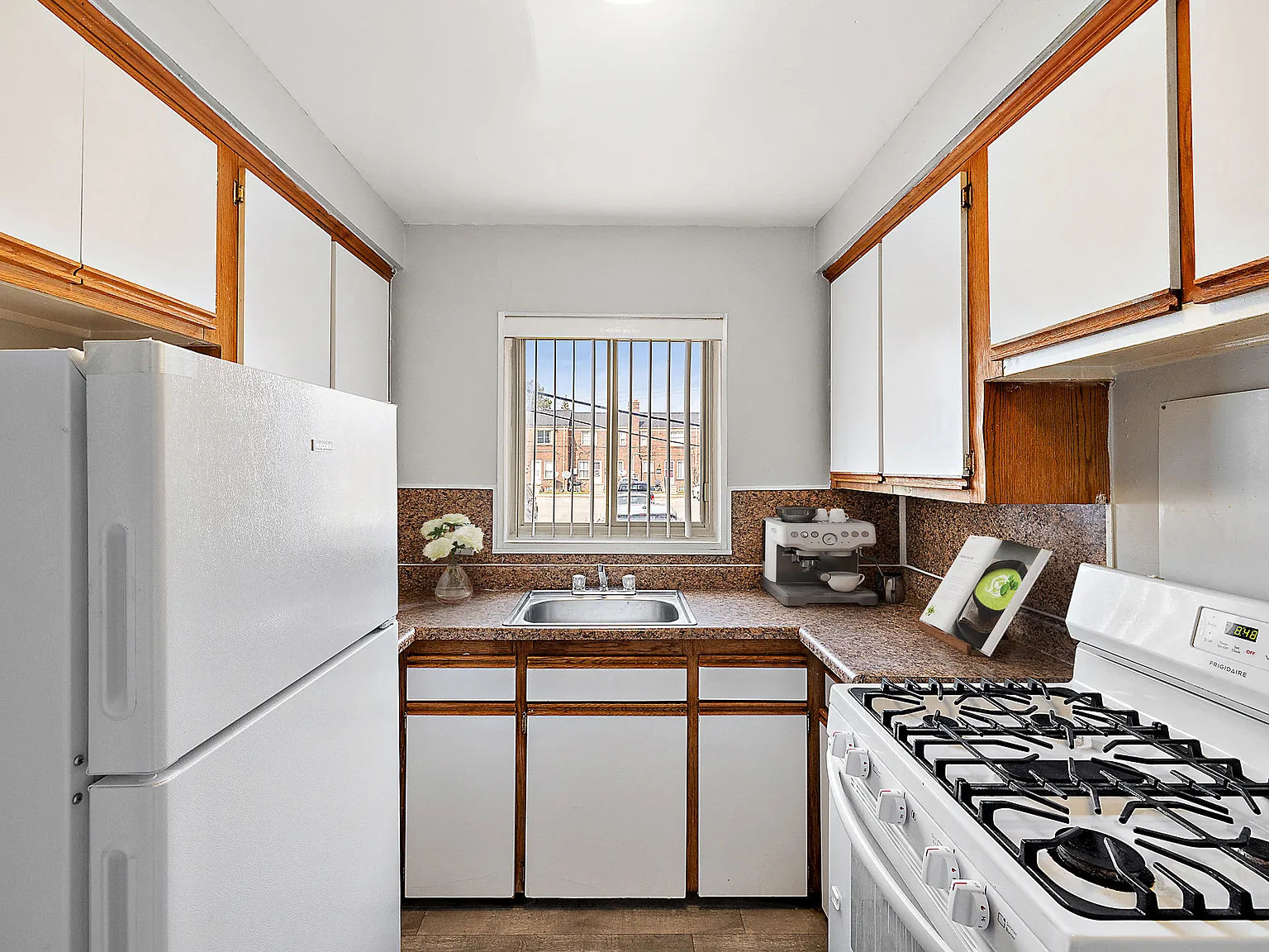 Oak Park Manor Apartments & Townhomes — Photo 4