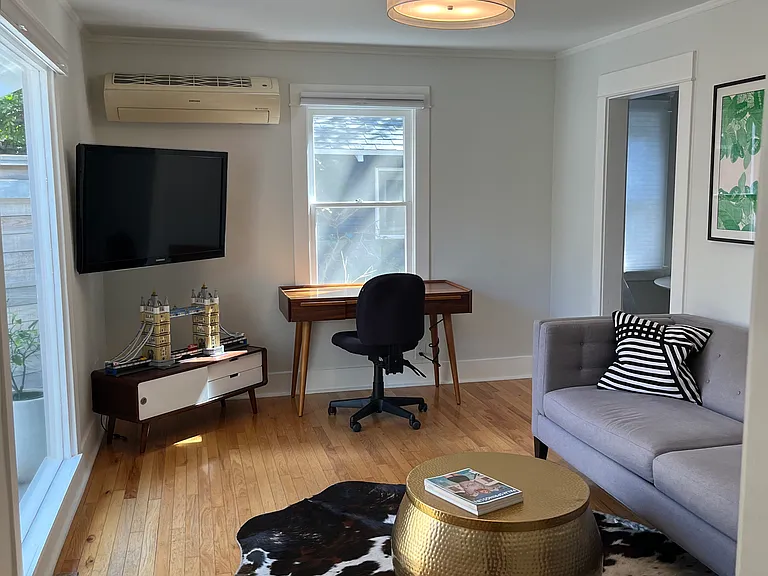7022 De Longpre Ave #7022 — Photo 8