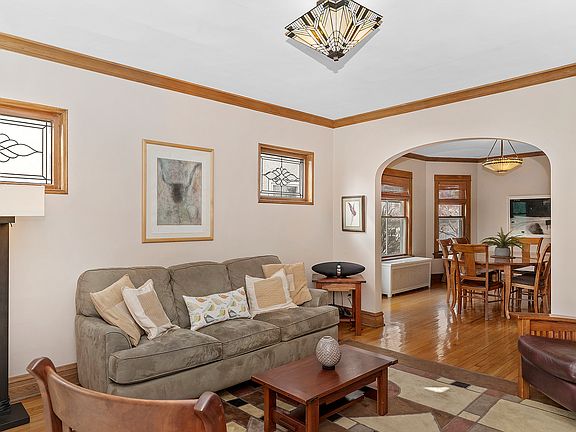 5th image of 641 Clarence Ave