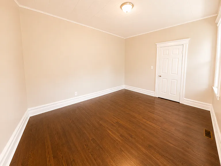 214-218 W Market St #2 — Photo 5