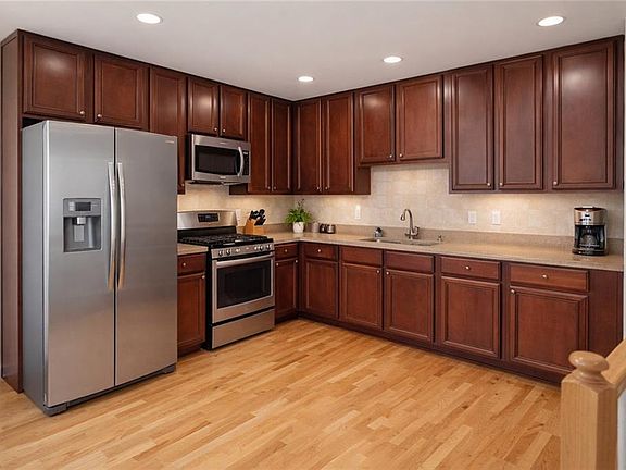 4th image of 205 Essex Dr
