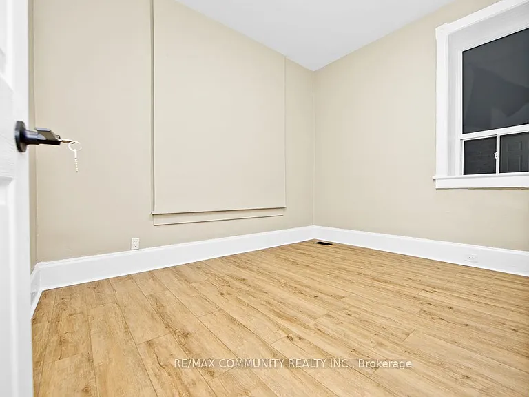 1130 King St E #1 — Photo 11