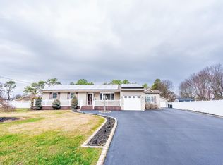 37 Ivy Hill Rd, Oakdale, NY 11769