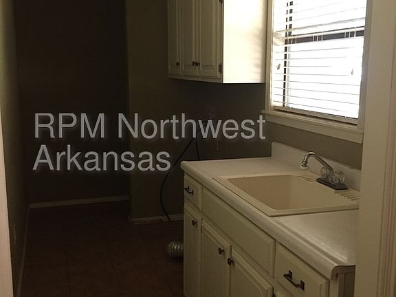 5th image of 3105 N Warwick Dr