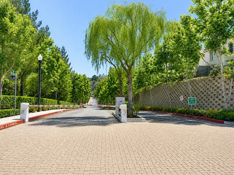827 Terrace Ln E #10 — Photo 2
