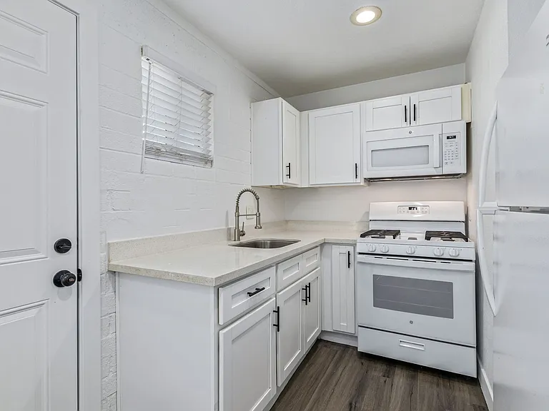 2539 W Pierson St — Photo 1