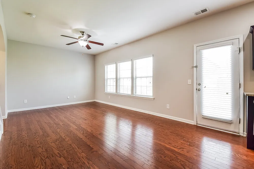 3 bed, 2.5 bath, 1345 sqft, $1,890 — Photo 4