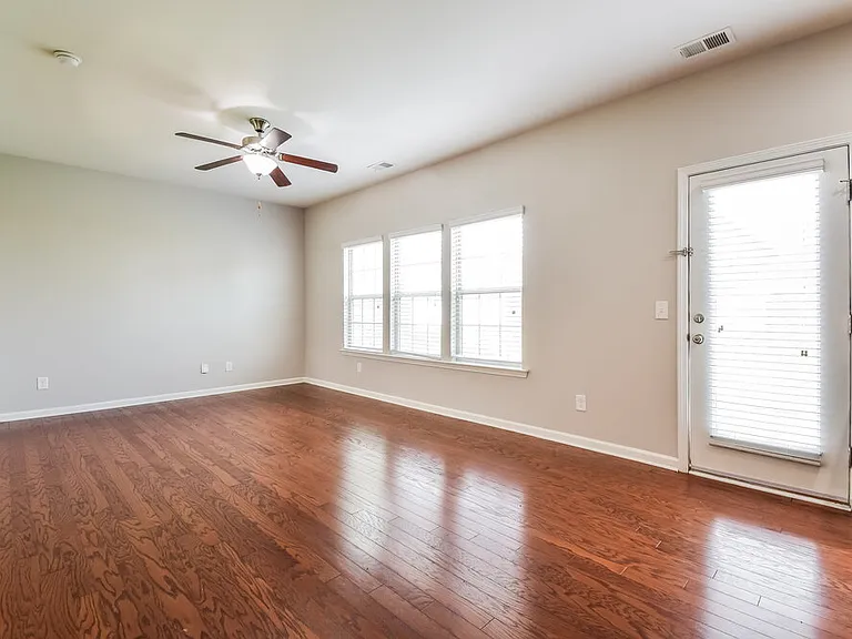 111 Howard Ave NW — Photo 4