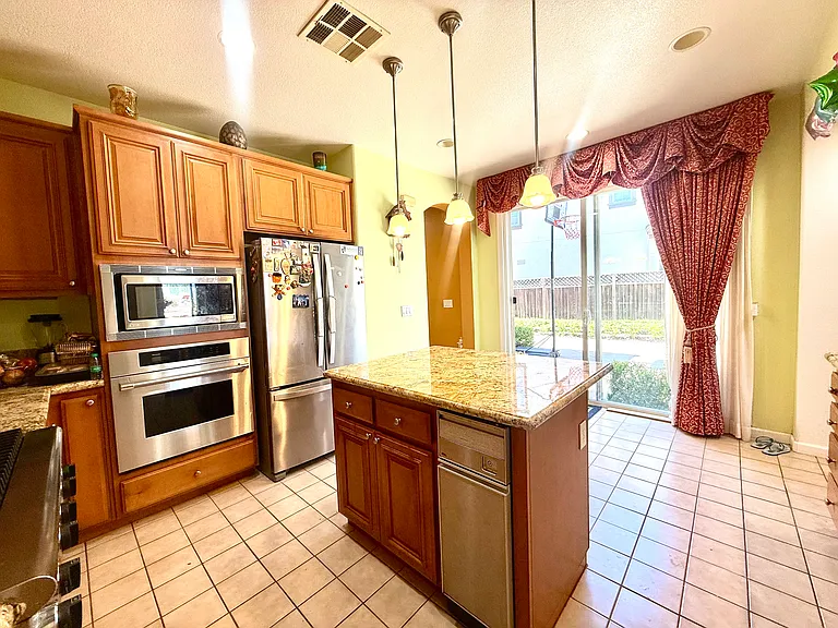 1176 Thornbury Ln — Photo 12
