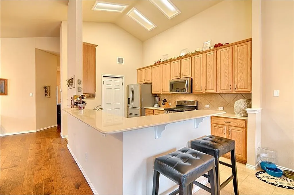 3 bed, 2.0 bath, 1826 sqft, $2,450 — Photo 3