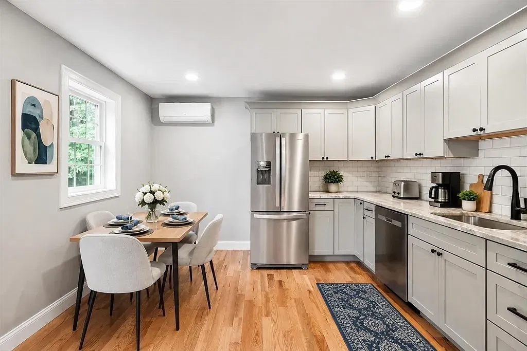2 bed, 900 sqft, $2,300 — Photo 2