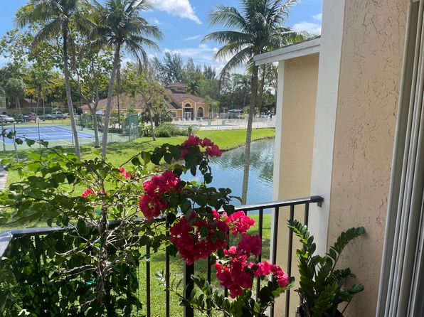 251 Palm Cir W APT 201