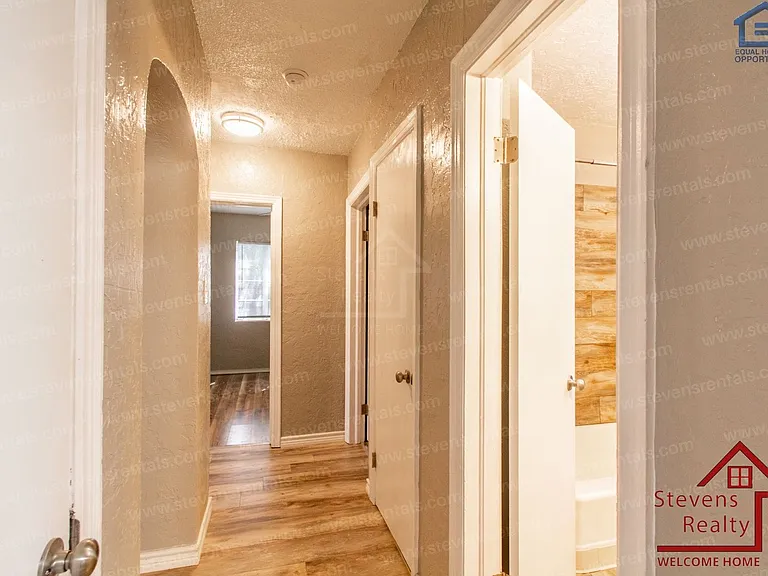 1303 NW Taylor Ave — Photo 2