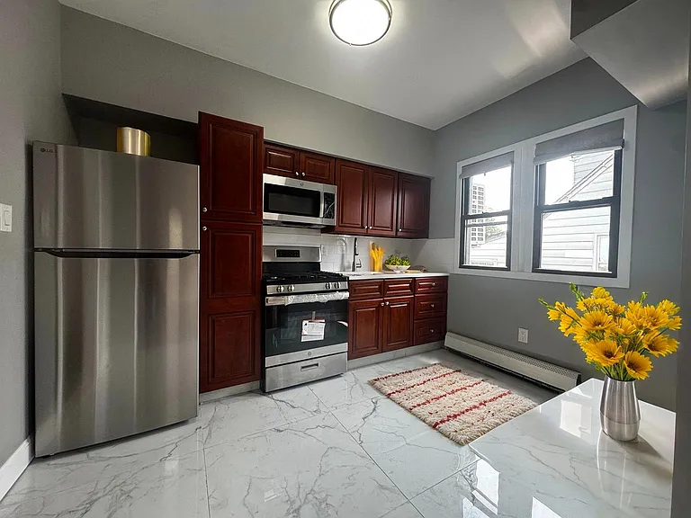 111 Hawthorne St #1 — Photo 9