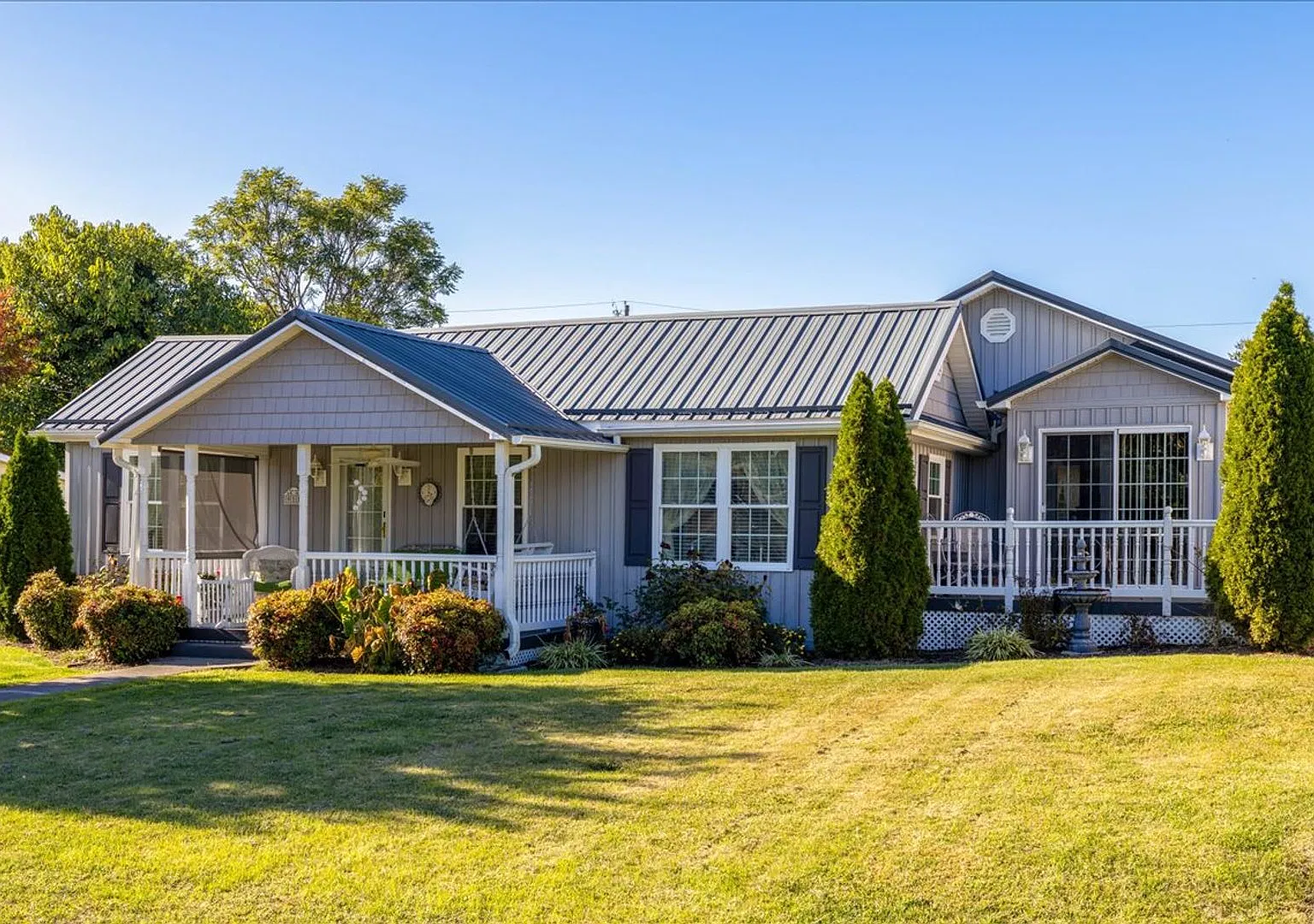 Spacious 3-Bedroom Home with Porch, Deck and Office — Photo 1