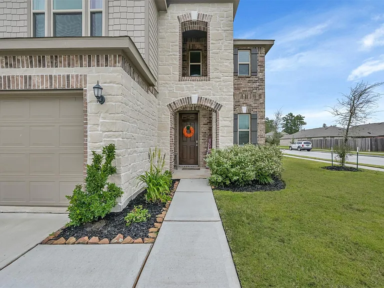 1127 Littleton Ct — Photo 3