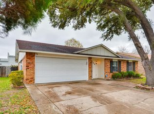 406 Lake Park Dr, Grand Prairie, TX 75052