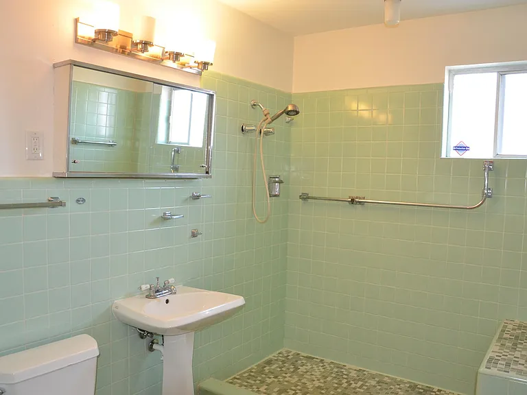 1025 E Indianola Ave — Photo 32