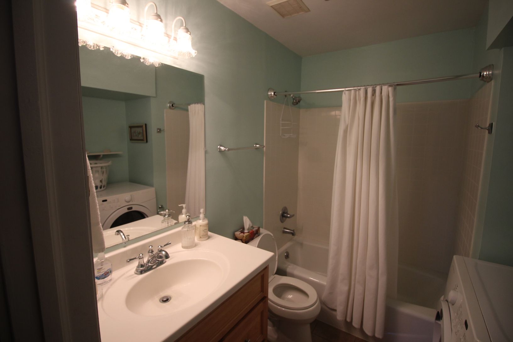  Main bathroom