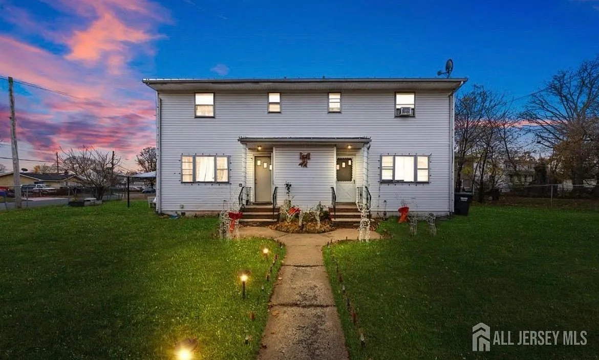 3 bed, 1.0 bath, 1952 sqft, $3,500 — Photo 1