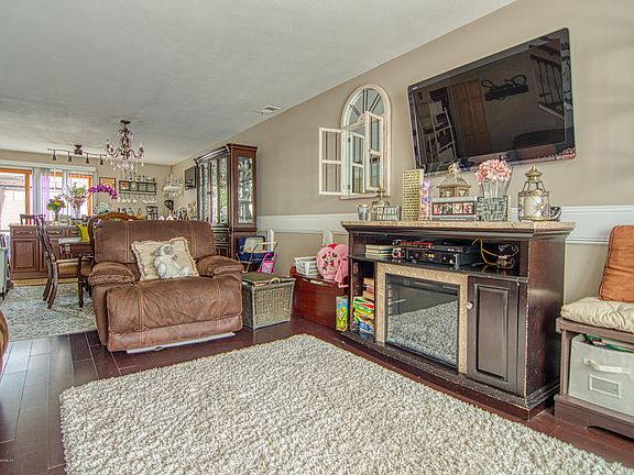 5th image of 7 Meadow Ct