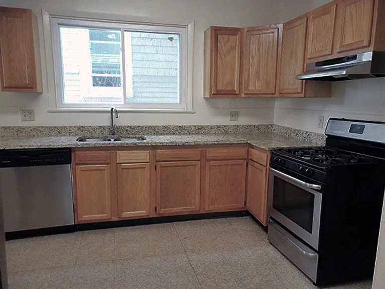2406 E Genesee St — Photo 10